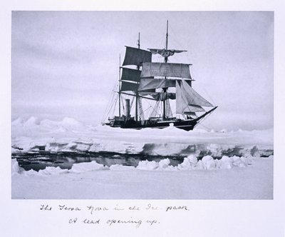 „Terra Nova“ v ledové krabičce. Otevírá se vodítko ze „Scottovy poslední expedice“ od Herbert Ponting